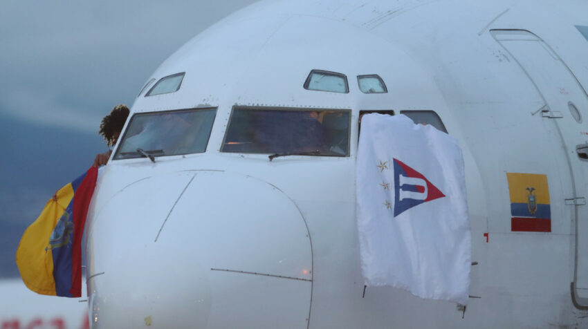 Las banderas de Liga y Ecuador en las ventanas delanteras del avión que trajo a los campeones.