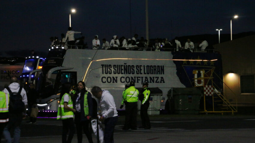 El bus que llevará a los campeones a su caravana en el Aeropuerto.