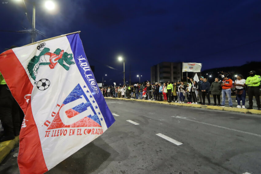 Los hinchas de Liga esperan al equipo en las calles de Quito, el 29 de octubre de 2023.