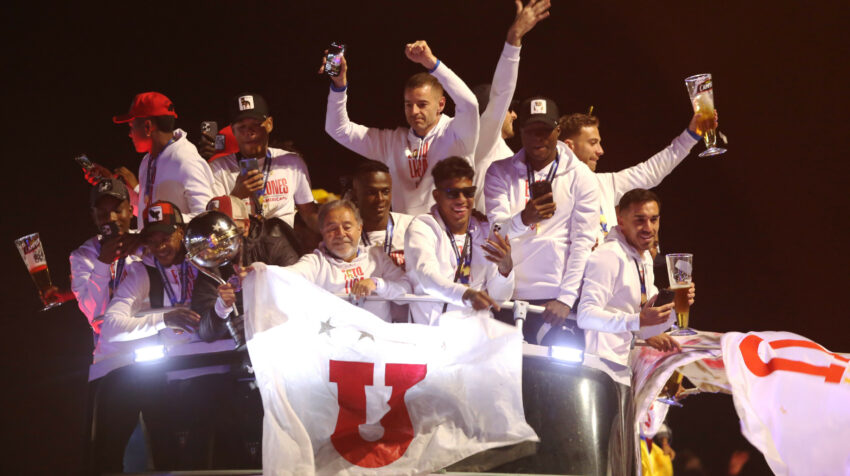 Dirigentes y jugadores de Liga en la caravana, festejando el título de la Copa Sudamericana el domingo 29 de octubre de 2023.