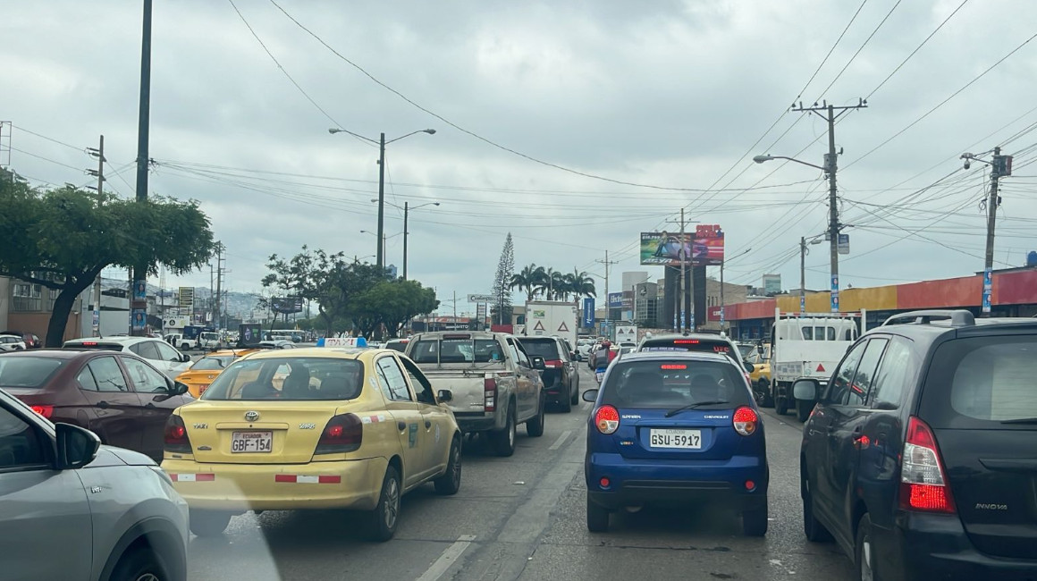Los ciudadanos se quejan por los problemas de tránsito que ocasionan los apagones en Guayaquil, en octubre de 2023.