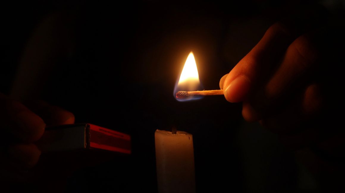 Imagen referencia de cortes de luz. Una vela encendida.