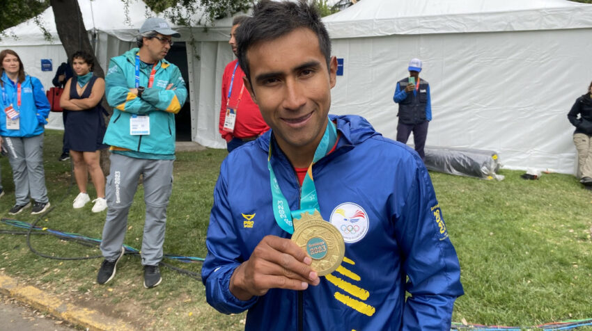 Jhonatan Narváez sostiene la medalla de oro en los Juegos Panamericanos de Santiago, el 29 de octubre de 2023.