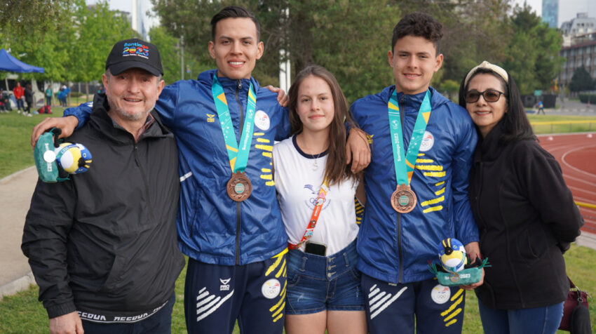 Los deportistas de pentatlón Andrés Torres, María Sol Naranjo y Bayardo Naranjo, junto a sus familiares, en los Juegos Panamericanos de Santiago. 