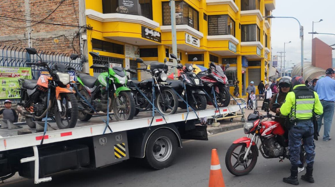 Policía Nacional y agentes de tránsito participan en operativos para retener motos que circulan ilegalmente.
