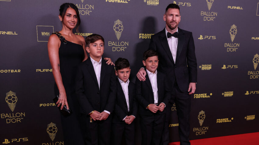 Lionel Messi y su familia llegan a la ceremonia del Balón de Oro 2023, el 30 de octubre, en París.