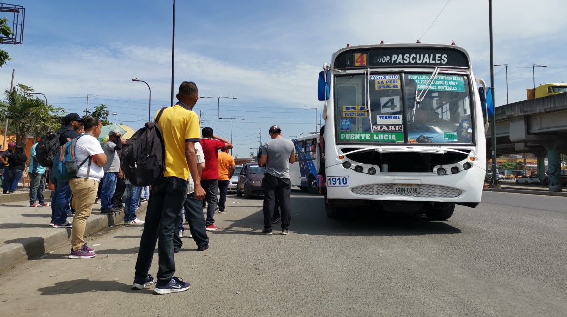 En el sector de la entrada de la 8, en la vía Perimetral (noroeste de Guayaquil), se registró aglomeración de personas ante escasez de frecuencias de buses. 