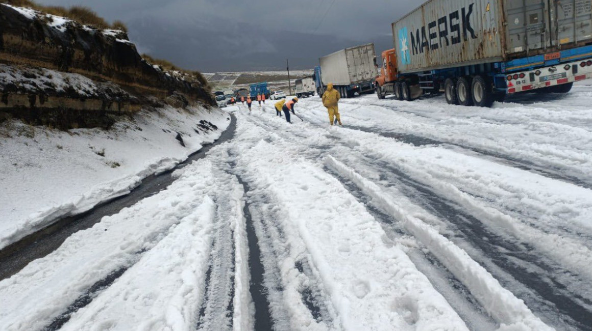 El 30 de octubre de 2023, se registró una fuerte caída de nieve en la vía Guaranda - Ambato.