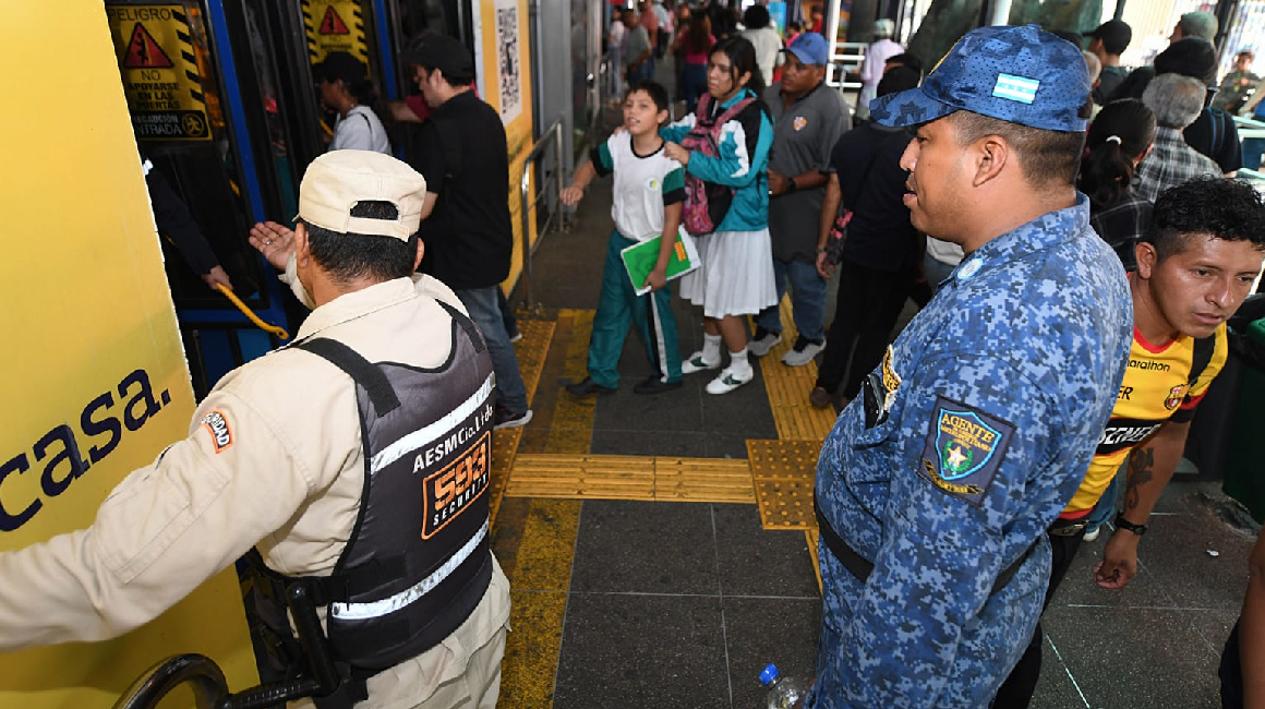 Guardias de la Metrovía actúan frente a apagones en Guayaquil el 30 de octubre de 2023.