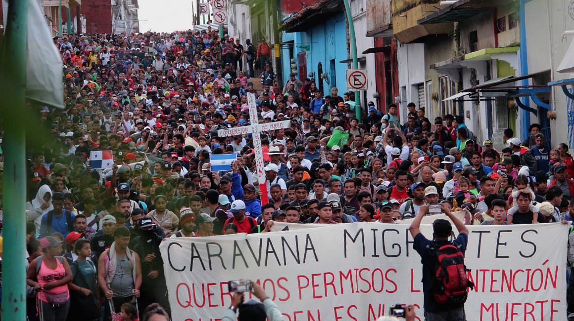 Caravana de migrantes caminando para intentar llegar a Estados Unidos, el 30 de octubre de 2023, desde la ciudad de Tapachula, estado de Chiapas (México).