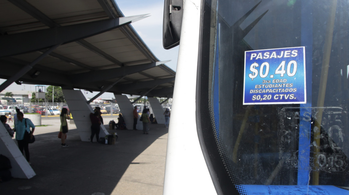 Desde el 30 de octubre de 2023, varias unidades de transporte cobran USD 0,40 por pasaje en Guayaquil.
