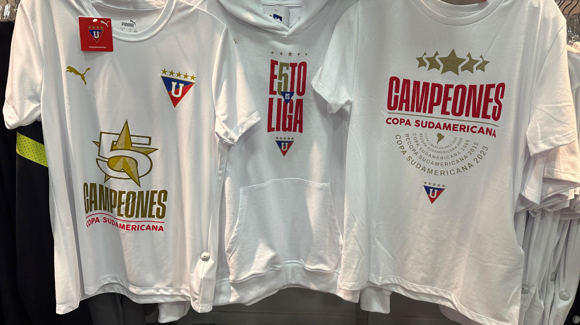 Camisetas de Liga de Quito con las cinco estrellas internacionales en el Scala Shopping, el 31 de octubre de 2023.