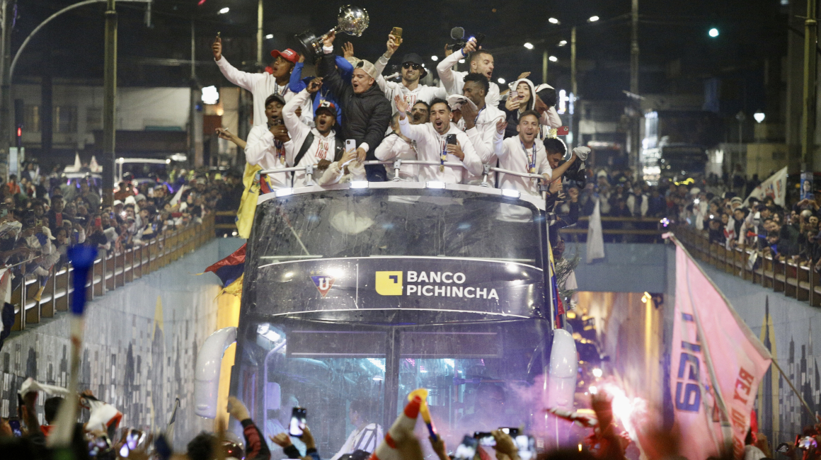 Los jugadores de Liga recorrieron Quito, con el treofeo de la Copa Sudamericana, el domingo 29 de octubre de 2023.