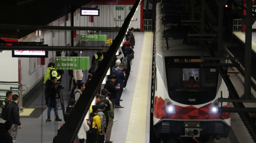 Pasajeros en un andén del Metro de Quito, en su primer día de operación comercial, el 1 de diciembre de 2023.