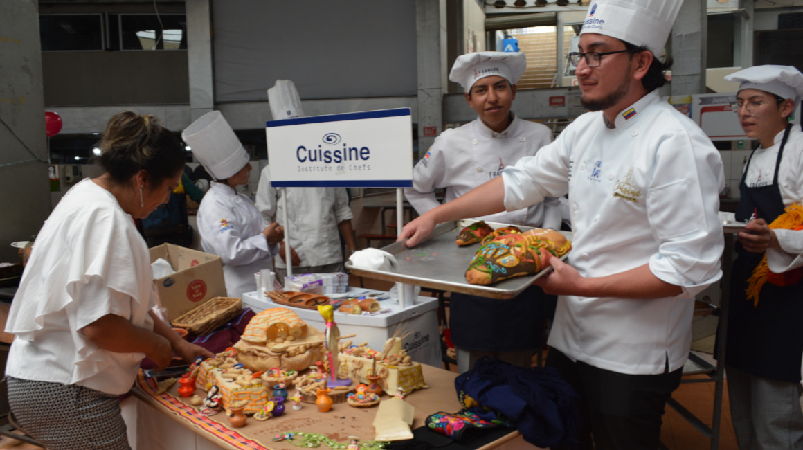 Las actividades por feriado empezaron con los concursos de la guagua de pan más linda. Los ganadores fueron de la Escuela de Chefs Cuissine, el 31 de octubre en el Mercado Urbina, de Ambato.