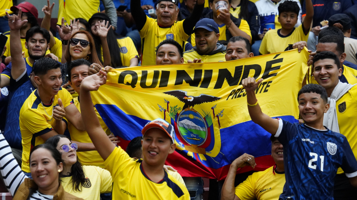 Hinchas apoyan a Ecuador en el partido ante Colombia, por las Eliminatorias al Mundial 2026.