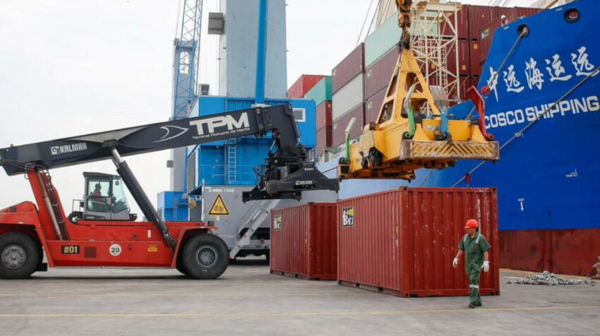 Operación de carga en el Terminal Portuario de Manta, tras la llegada de una nueva línea de contenedores.