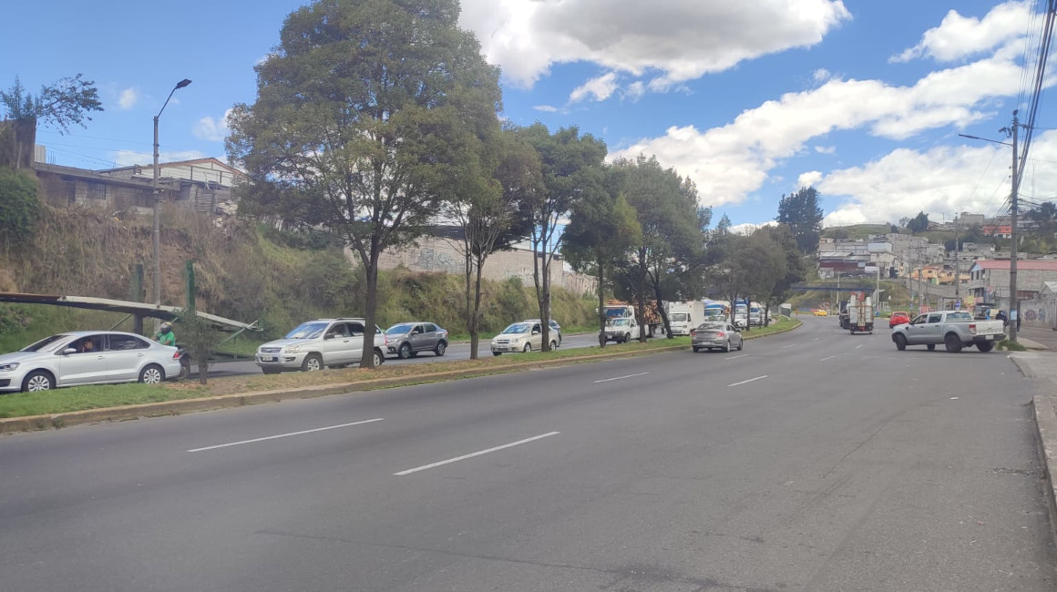 Vehículos circulan por la avenida Simón Bolívar de Quito, el 21 de octubre de 2023.
