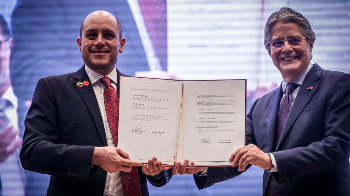 El exministro de Producción, Julio José Prado, le entrega al presidente Guillermo Lasso el Tratado de Libre Comercio firmado con China, el 10 de mayo de 2023.