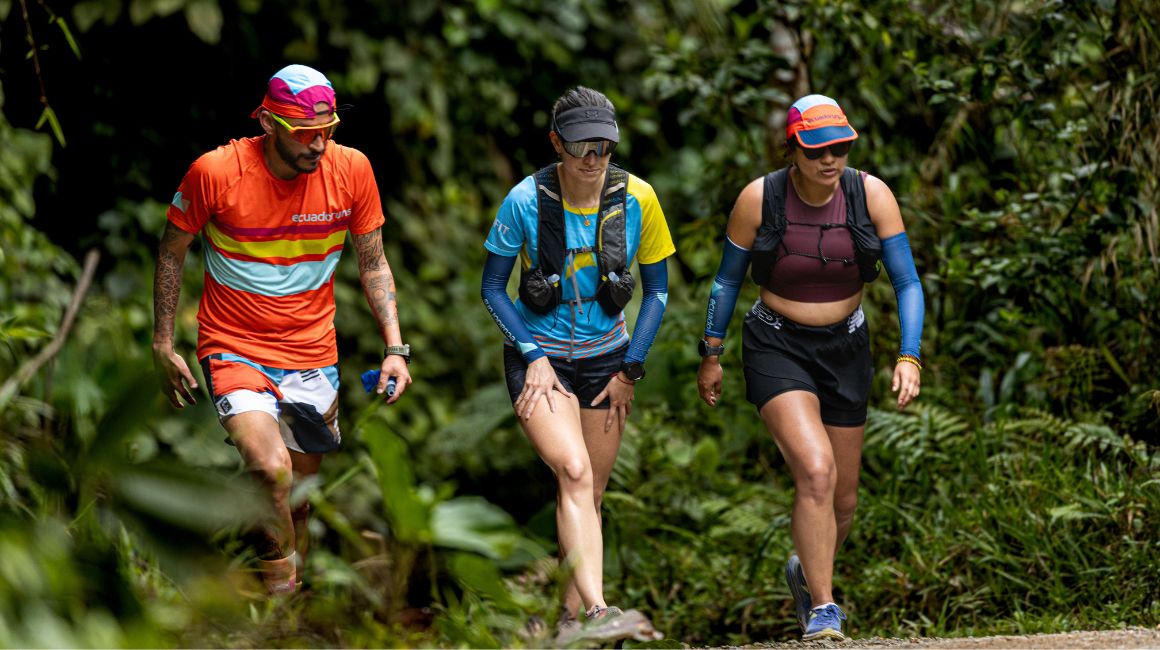 Miembros del club Ecuadoruns practicando trail running