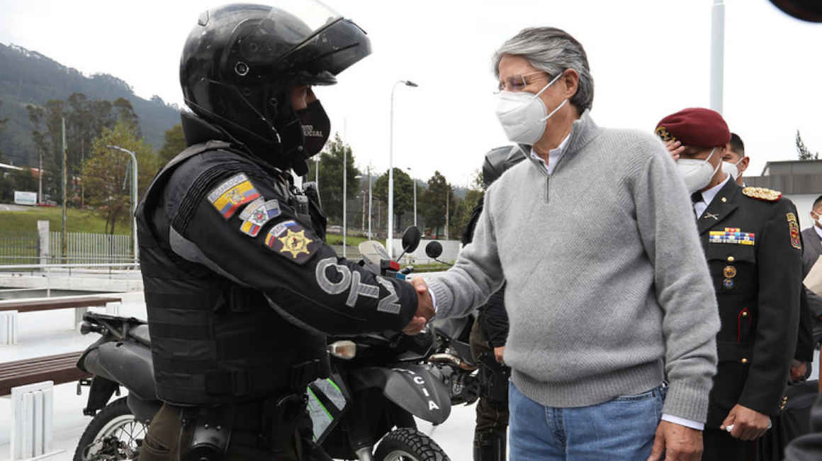 El Presidente Guillermo Lasso con un policía, en octubre de 2021.
