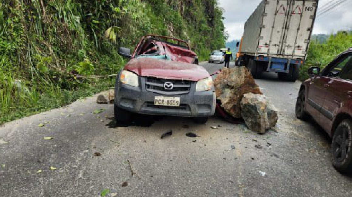 Impacto de roca en un carro en vía Alóag Santo Domingo el 1 de noviembre de 2023.