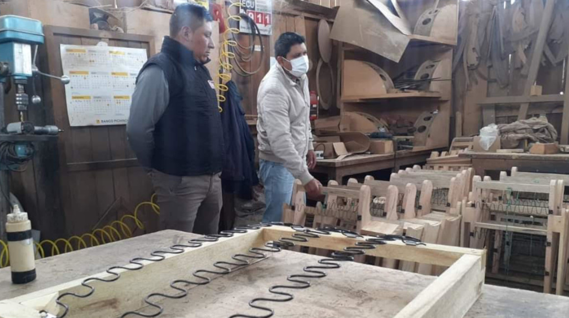 Los trabajadores del mueble de Huambaló aún realizan los acabados de manera artesanal. 