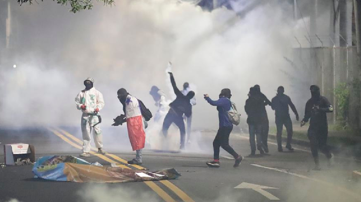 Choques entre manifestantes y policías en calles de Panamá el 1 de noviembre de 2023