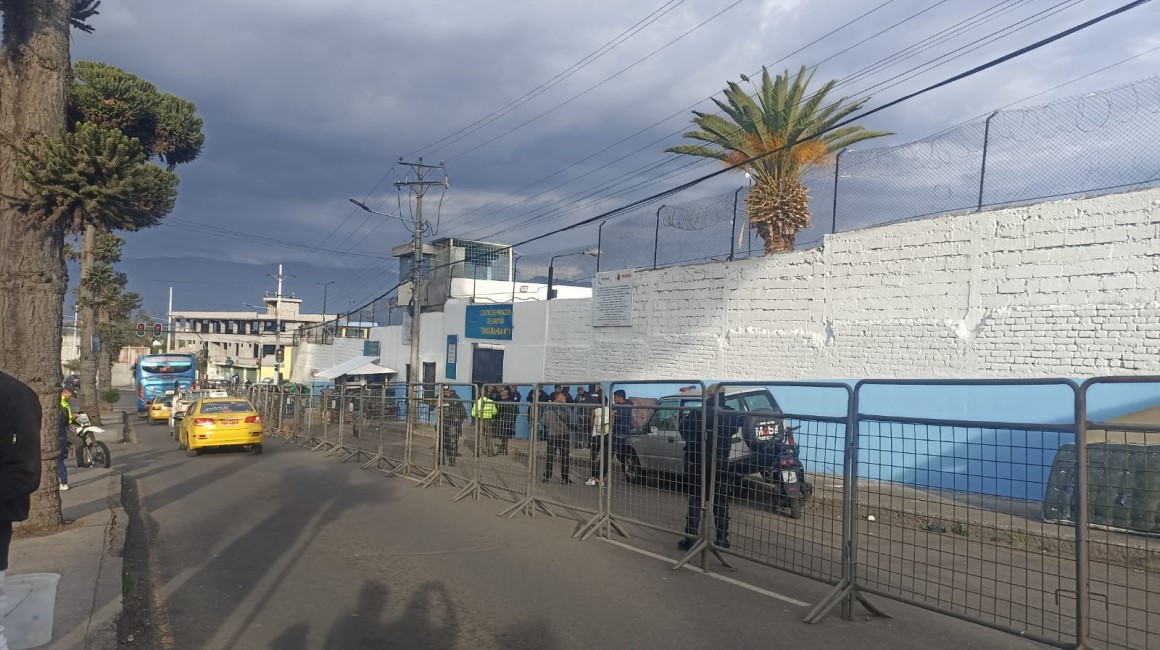Los exteriores de la cárcel de Ambato, en Tungurahua, son resguardados por policías y militares la tarde de este miércoles 1 de noviembre del 2023.