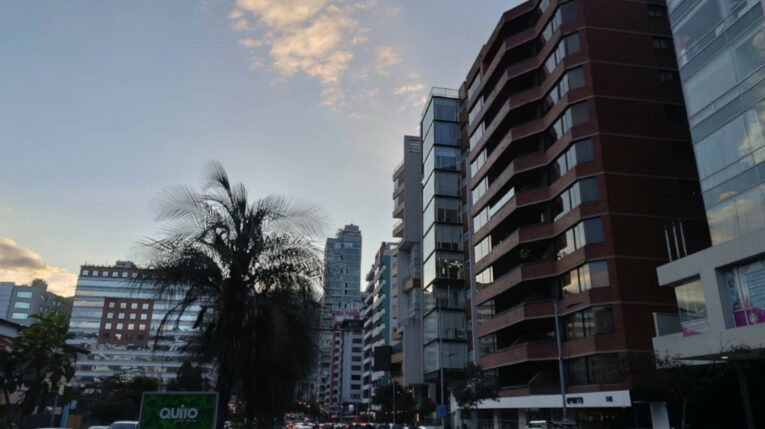 Edificios residenciales y de oficinas en la calle Portugal, del centro norte de Quito, 31 de agosto de 2023. 