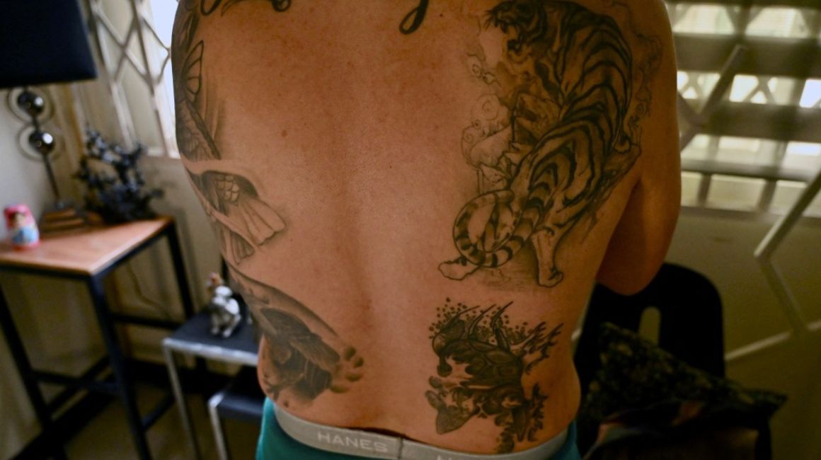 Un hombre en un estudio de tatuajes en Guayaquil, el 30 de septiembre de 2023.