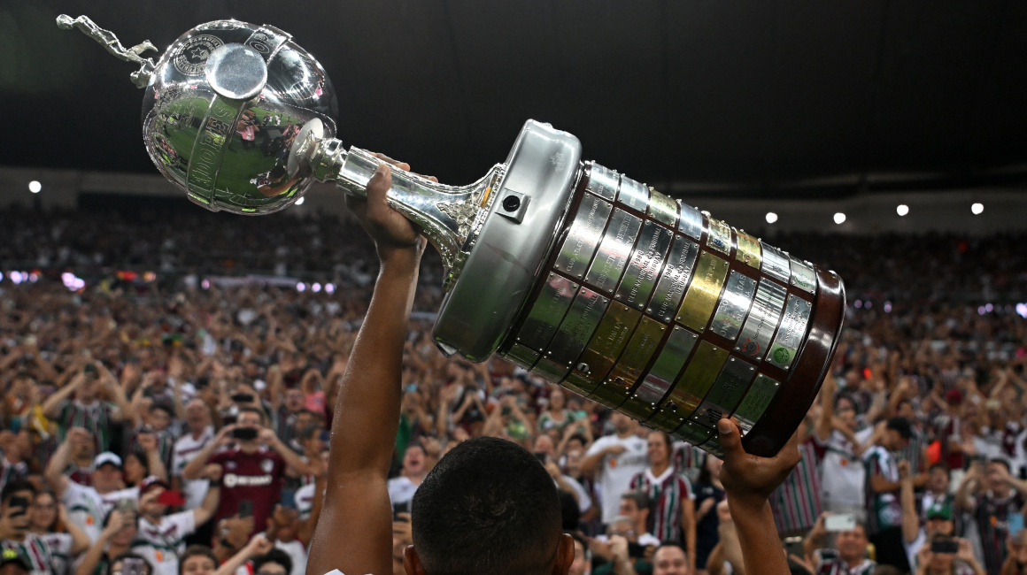 El defensa de Fluminense, David Braz, muestra el trofeo a los aficionados después de ganar la final de la Copa Libertadores entre el Fluminense y Boca Juniors en el estadio Maracaná de Río de Janeiro, Brasil, el 4 de noviembre de 2023.