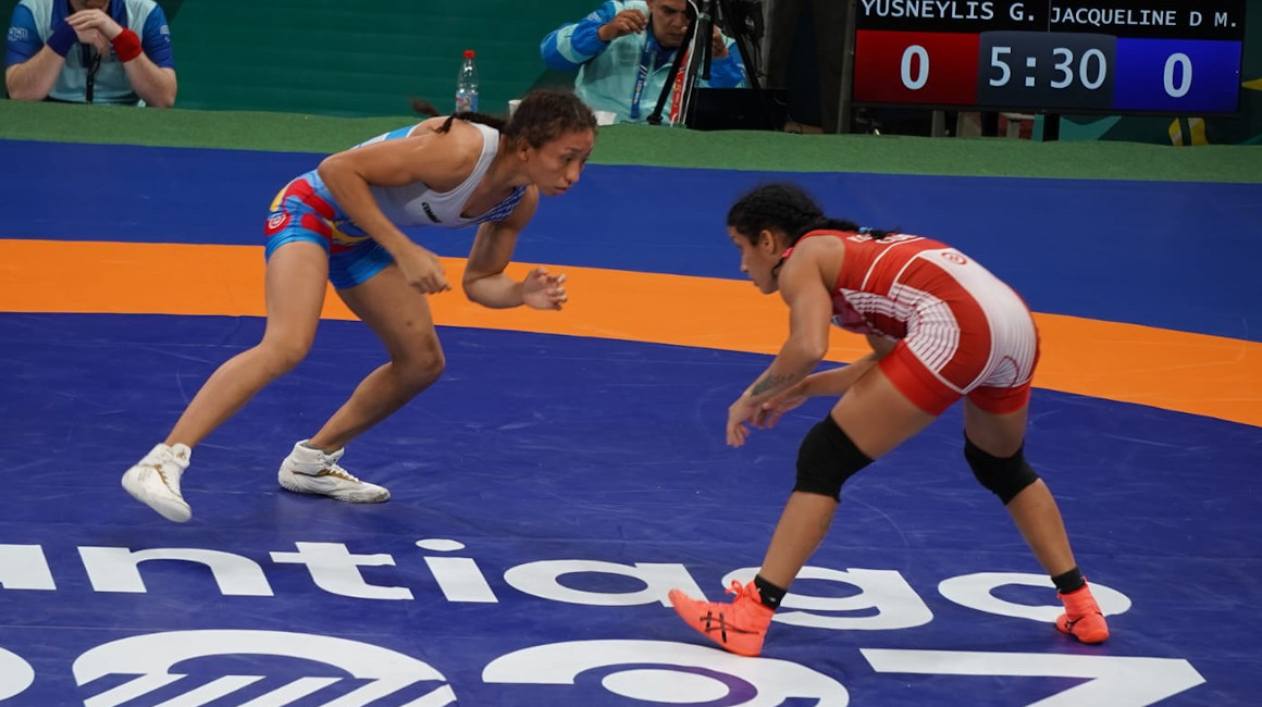 Jacqueline Mollocana (izquierda) en la final de lucha -50 kilogramos- en los Panamericanos de Santiago 2023.