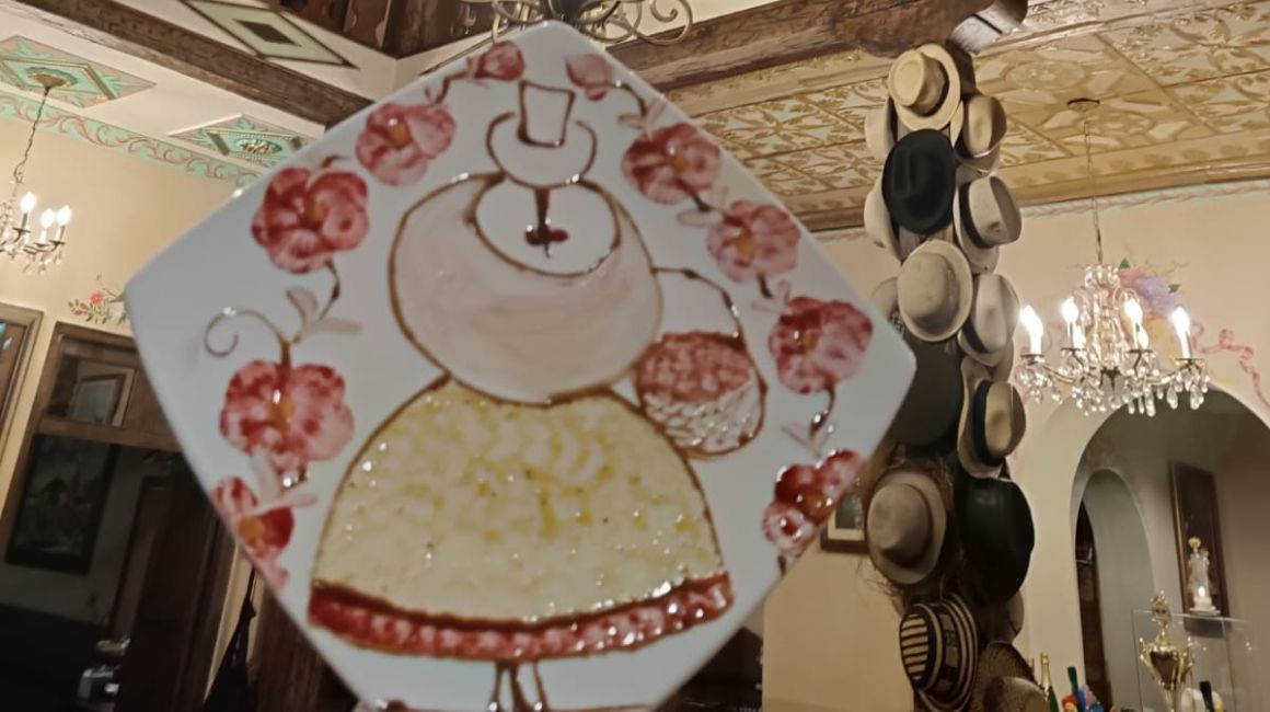 Una chola cuencana pintada en el plato es parte de los postres de Tiestos.