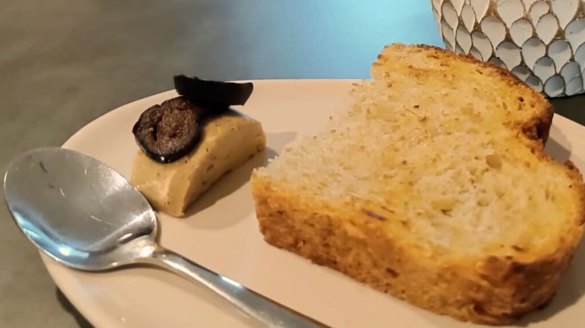 Mantequilla de banano negro con pan de la casa. 