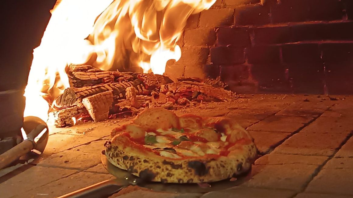 Una pizza sale del horno de leña del restaurante  Mediterráneo, en Cuenca, el 28 de octubre de 2023.