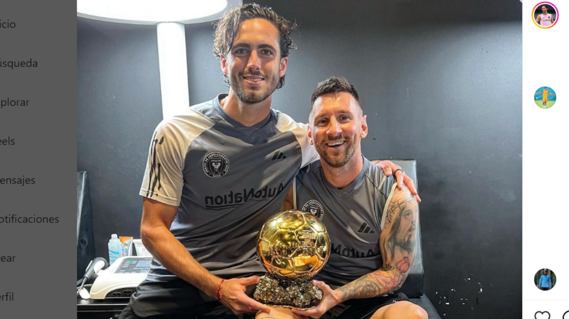 Leo Campana posa junto a Lio Messi y su Balón de oro, el 3 de noviembre de 2023.