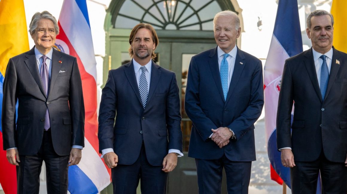El mandatario estadounidense Joe Biden con los presidentes Guillermo Lasso, de Ecuador; Lusi Lacalle de Uruguay y Luis Abinader, de República Dominicana, en Washington, Estados Unidos, el 3 de noviembre de 2023.