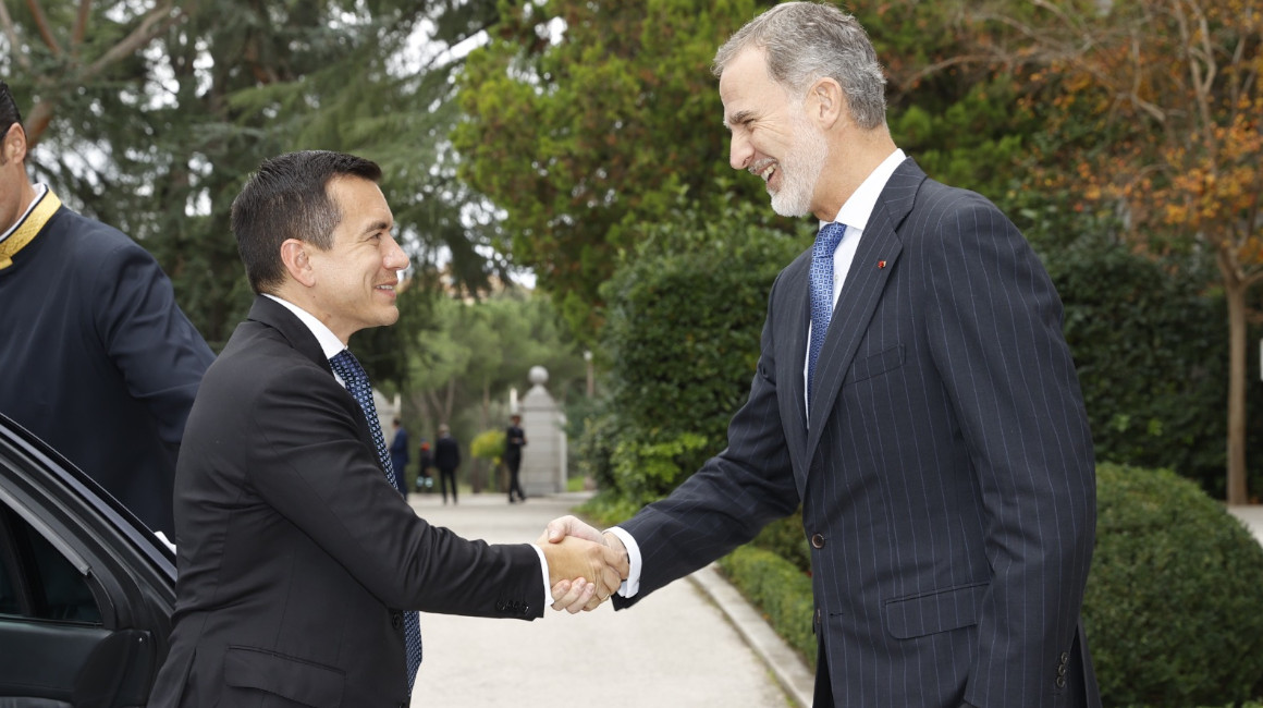 El presidente electo, Daniel Noboa, saluda al rey de España, Felipe VI, en Madrid, el 3 de noviembre de 2023.