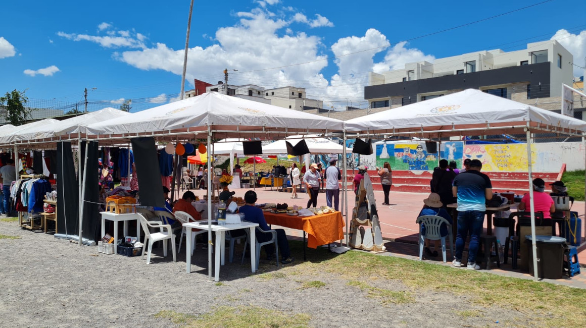 Una de las ferias de emprendimiento en el barrio Sierra Hermosa 1 de Quito, en 2023.