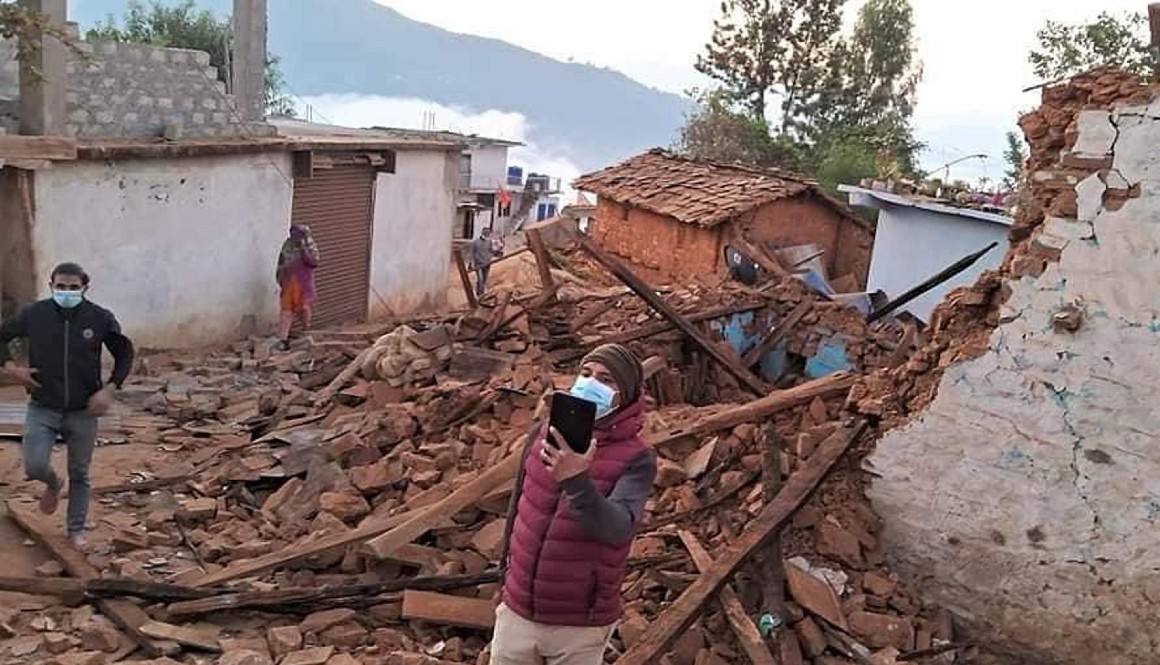 Nepalíes toman fotos luego del terromoto que devastó Jajarkot.