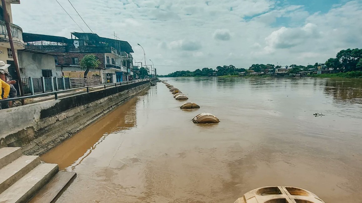 Imagen referencial del malecón de Salitre, en Guayas, y de los recintos ubicados al otro lado de la ribera.