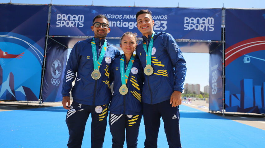 Glenda Morejón, Daniel Pintado y David Hurtado posan en el Parque O'Higgins de Santiago, en los Juegos Panamericanos 2023.
