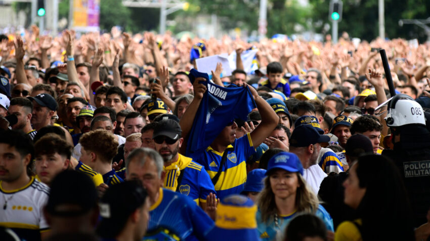 Hinchas de Boca Juniors ingresan al estadio Maracaná, para la final de la Libertadores, el 4 de noviembre de 2023. 