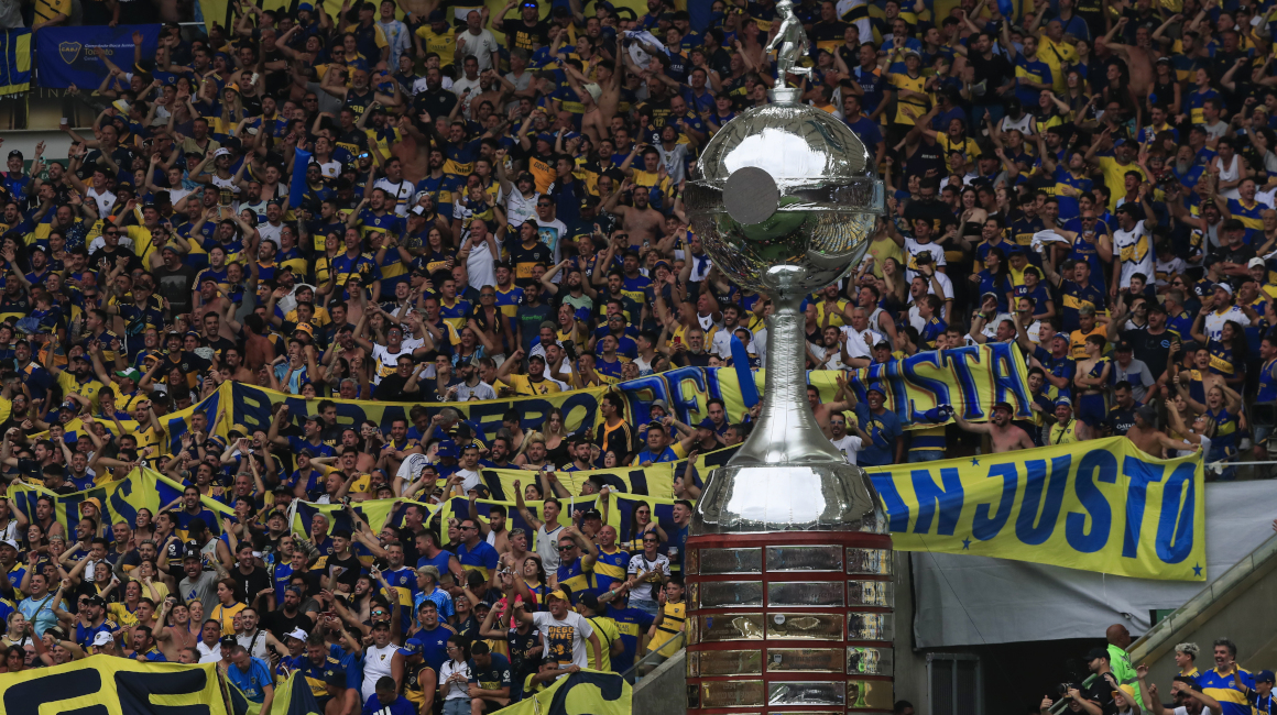 Hinchas de Boca Juniors observan el trofeo gigante de la Copa Libertadores, el 4 de noviembre de 2023.