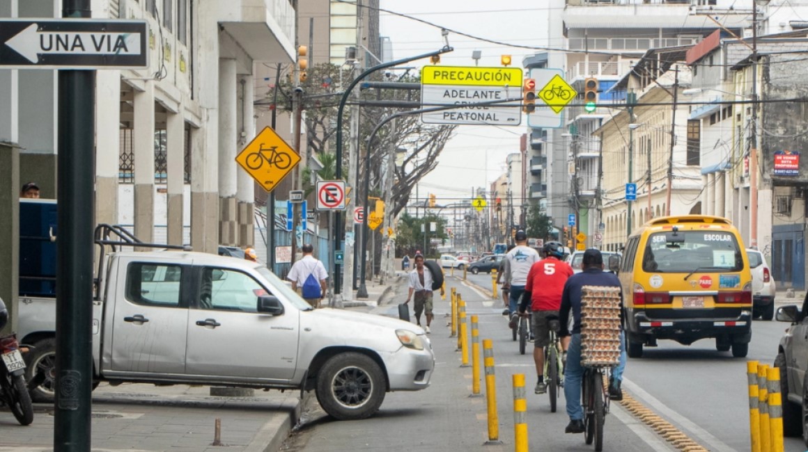 Una camioneta estacionado invade parte de los carriles exclusivos de la ciclovía de Guayaquil, en un tramo del centro de la ciudad.