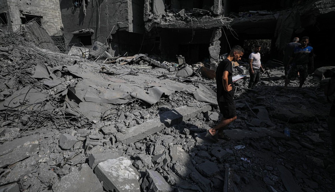 Palestinos contemplan la destrucción de edificaciones en Gaza.