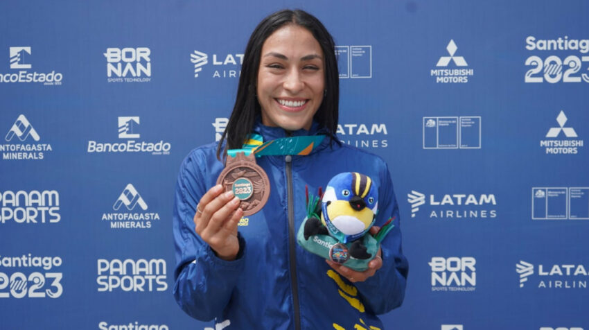 Gabriela Vargas con su medalla de bronce en Santiago el domingo 5 de noviembre de 2023.