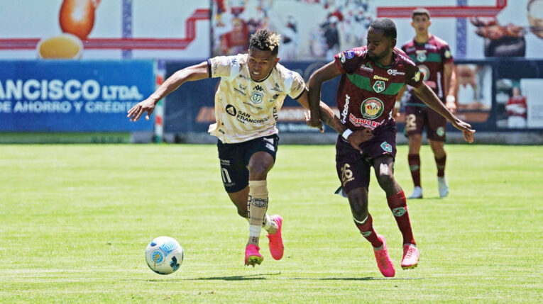 Jugadores de Mushuc Runa y Técnico Universitario en el partido por la fecha 12 de la LigaPro el domingo 5 de noviembre.