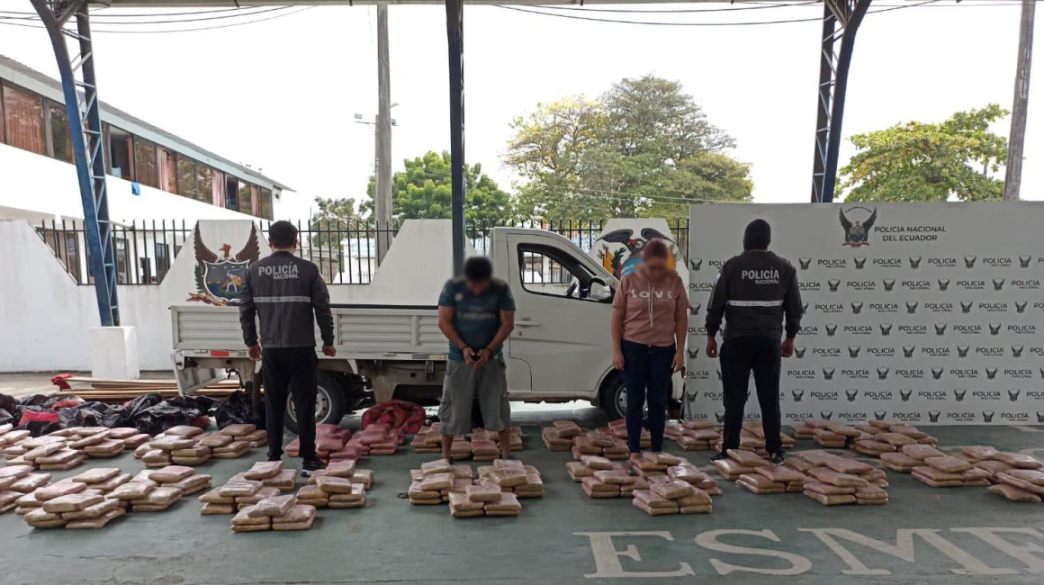 Una pareja resultó detenida en un operativo en el que se decomisaron 388 kilos de marihuana en Esmeraldas.